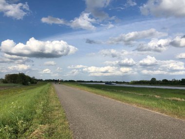 Hollanda 'da IJssel boyunca bisiklet sürmek