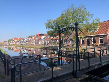 Gorredijk Friesland 'daki kanalın yanındaki evler Hollanda