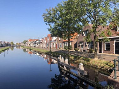 Gorredijk Friesland 'daki kanalın yanındaki evler Hollanda