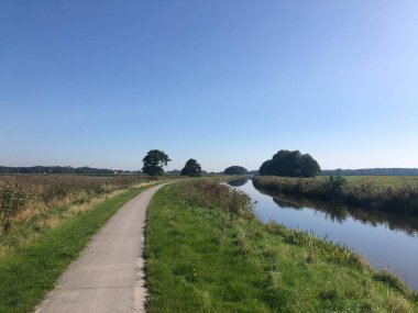 Friesland, Hollanda 'da Makkinga' da bisiklet yolu