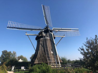 Friesland 'daki Nijetrijne çevresindeki yel değirmeni Hollanda