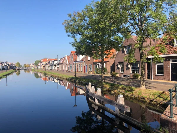 Domy Nad Kanałem Gorredijk Friesland Holandia — Zdjęcie stockowe