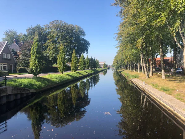 Friesland 'daki Oosterwolde Kanalı' ndan Hollanda 'ya.
