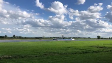 Hollanda 'daki IJssel Nehri' nde kargo gemisi.