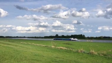 Hollanda 'daki IJssel Nehri' nde kargo gemisi.