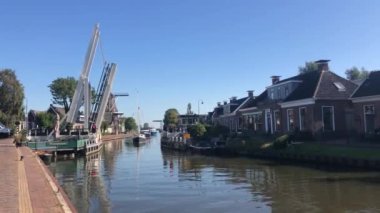Burdaard Friesland 'da açık bir tugaydan geçen botlar Hollanda' da