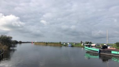 Skutsje sonbaharda Friesland, Hollanda 'daki Gaastmeer' den geçiyor.