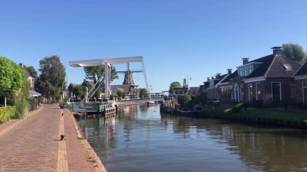 Otwarcie Mostu Dla Łodzi Przepływających Przez Burdaard Friesland Holandia — Wideo stockowe