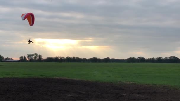 Paramotoring Landing Grass Field Sunset Beerze Overijssel Países Bajos — Vídeo de stock