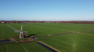 Nijemirdum, Friesland Hollanda çevresindeki bir yel değirmeninden hava manzarası