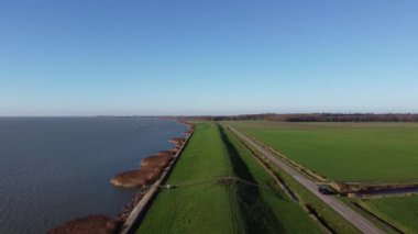 Gaasterland, Friesland, Hollanda 'daki bir göl, lezbiyen ve yol manzarası.