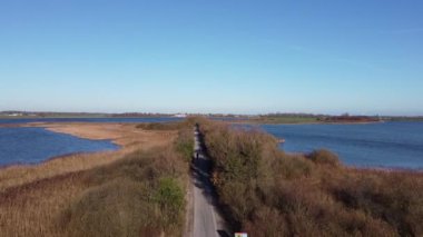 Friesland, Hollanda 'daki Galamadammen' in çevresindeki bisiklet yolu ve göllerden hava manzarası.