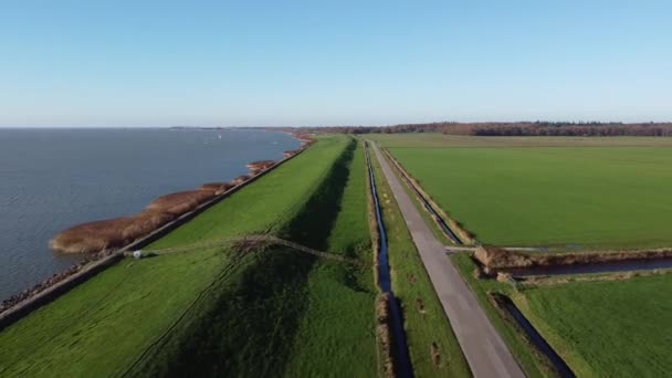 オランダ フリースラント州ガアスターランドの湖 道路からの空中風景 — ストック動画