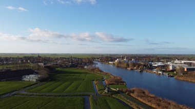 Hollanda 'nın Friesland kentindeki IJlst şehrinden hava görüntüsü.