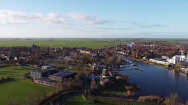 Hollanda, Friesland 'daki IJlst şehrinin etrafında uçan hava manzarası.