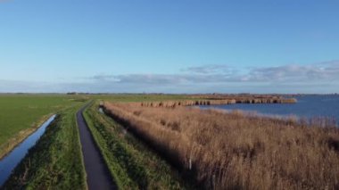 Göl etrafındaki bir patikadan hava manzarası Friesland 'daki Oudega çevresinden Brekken Hollanda