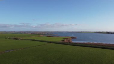 Friesland 'daki Brekken Gölü' nden, Hollanda 'dan hava manzarası.