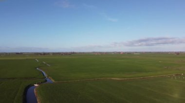 Nijhuizum, Friesland, Hollanda 'daki bir yel değirmeninden hava manzarası.