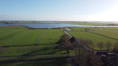 Friesland 'daki Nijhuizum çevresindeki bir göl ve tarım arazisinden hava manzarası Hollanda