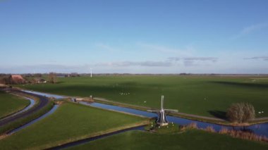 Workum, Friesland, Hollanda çevresindeki bir yel değirmeninden hava görüntüsü.