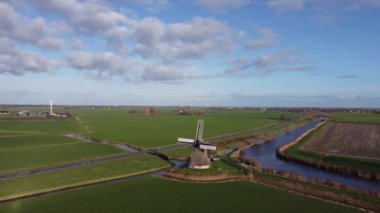 Friesland, Hollanda 'daki Wommels çevresindeki bir yel değirmeninden hava manzarası.