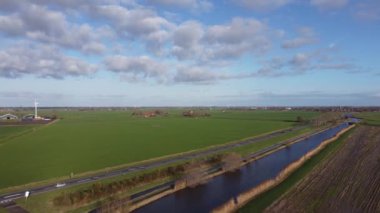 Friesland, Hollanda 'daki Wommels çevresindeki bir yel değirmeninden hava manzarası.