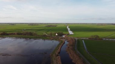 Friesland, Hollanda 'daki Sneekermeer Gölü' nün etrafındaki taşkın tarım arazisinden gelen hava tavası.