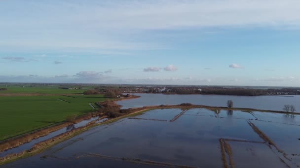 荷兰弗里斯兰斯内克米尔湖周围的大量农田 — 图库视频影像