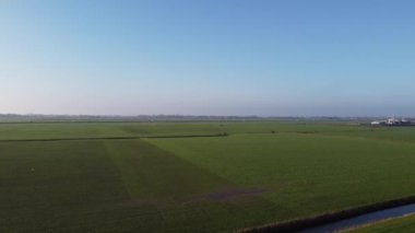 Friesland ve Hollanda 'daki Leeuwarden' ın etrafındaki iki yel değirmeninin yanından geçen hava manzarası.