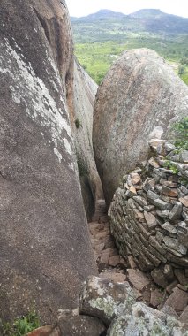 Büyük Zimbabwe 'nin harabelerinden geçen yol.