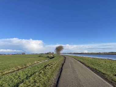 Friesland 'da bir kış günü, bir kanalın yanında Hollanda' da.