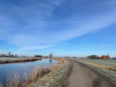 Friesland 'da bir kış günü Aldeboardn çevresindeki bir kanalda. Hollanda' da.