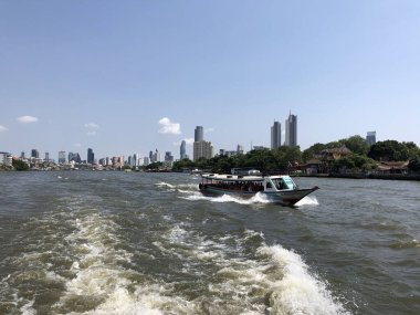 Bangkok, Tayland 'daki Chao Phraya nehrinde su taksisi.