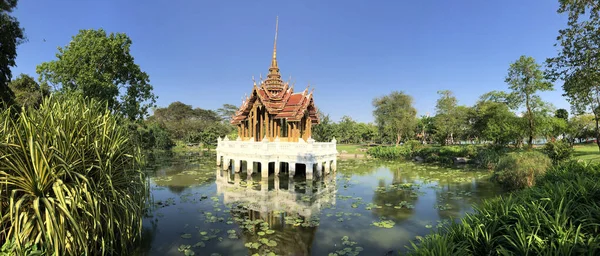 泰国曼谷Rama Ix国王公园湖中一座泰国寺庙建筑的全景 — 图库照片