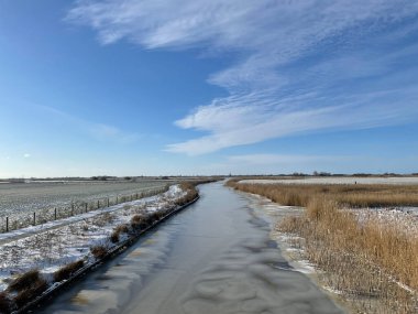 Friesland 'da Sneek' in etrafındaki donmuş kanal Hollanda 