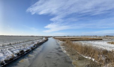 Friesland, Sneek ve Hollanda çevresindeki donmuş bir kanaldan Panorama 