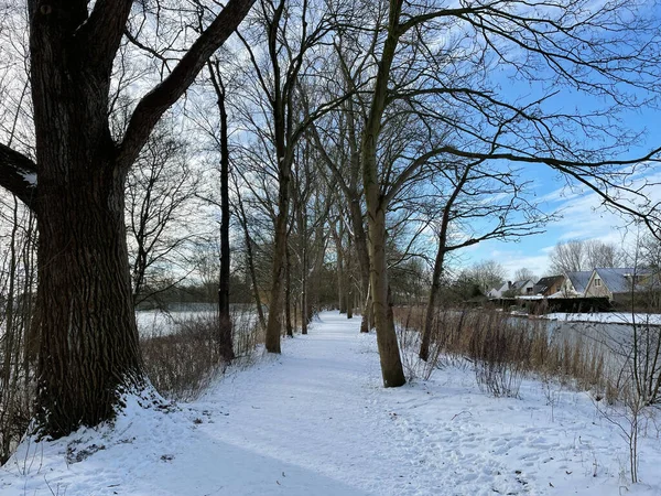 Schnee Auf Einem Weg Neben Einem Zugefrorenen Kanal Sneek Friesland — Stockfoto