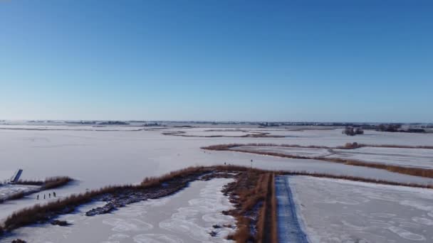 フリースラントのニーク周辺の凍った湖からの空中景色 Ortherland — ストック動画