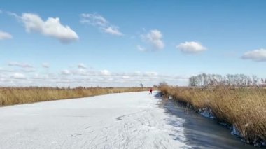 Friesland, Hollanda 'da donmuş bir kanalda buz pateni yapan iki adam.