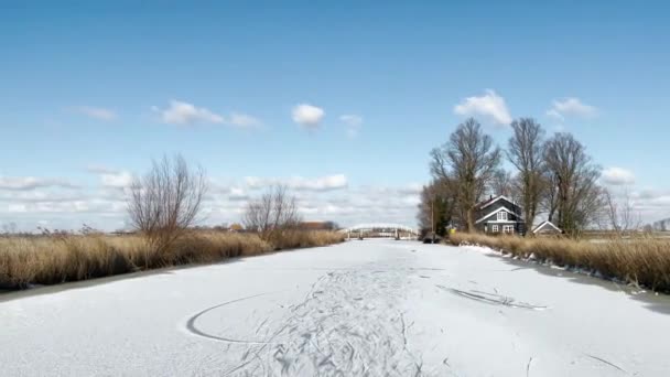 Kahden Miehen Luistelu Jäätyneellä Kanavalla Frieslandissa Alankomaat — kuvapankkivideo