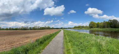 Nehrin yanındaki patika, Hollanda 'da Rheeze' in etrafından geçiyor.