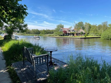 Hollanda 'daki Ossenzijl çevresindeki Kanal