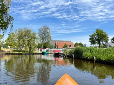 Hollanda, Friesland 'daki Oudega köyüne doğru kanoyla gidiyor.