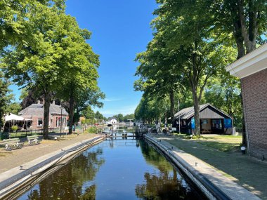 Hollanda, Drenthe 'deki Dieverbrug' da kanal kilitlendi.