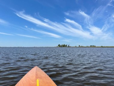 Oudega köyü yakınlarındaki Yel değirmeni doris mooltsje 'ye doğru kano.