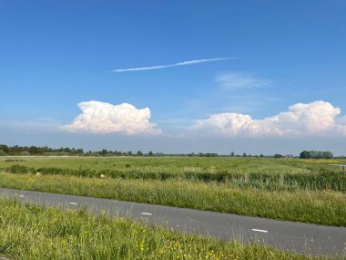 Cumulus, Hollanda 'nın Friesland bölgesindeki Earnewald çevresinde bulutlar oluşturuyor.