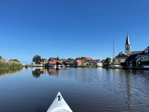 Κανό Προς Χωριό Oosthem Στη Friesland Της Ολλανδίας — Φωτογραφία Αρχείου