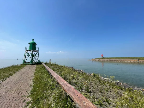 荷兰斯塔沃伦弗里斯兰堤坝上的绿色和红色灯塔 — 图库照片