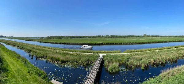 オランダのフリースラントにあるDe Alde Feanen国立公園の運河からのパノラマ — ストック写真