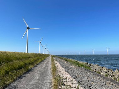 Hollanda 'da Flevoland' da bir hendekte yol